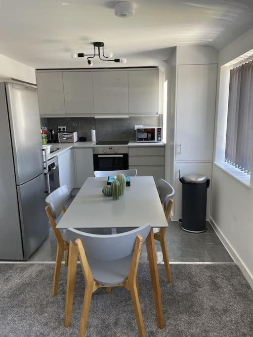 Paradigm House, Modern 2-Bedroom Duplex Apartment 2, Free Parking, Oxford Exterior photo