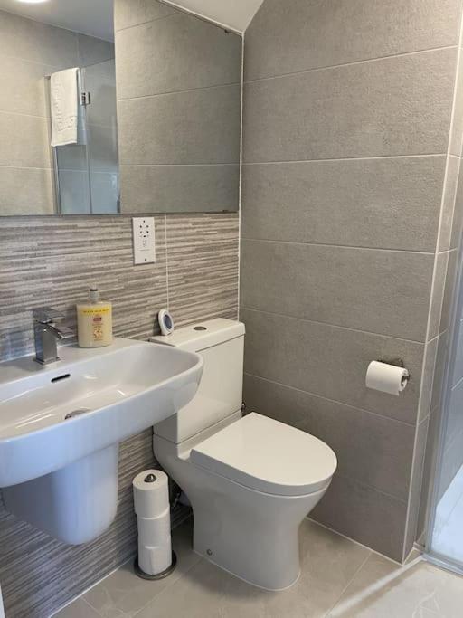 Paradigm House, Modern 2-Bedroom Duplex Apartment 2, Free Parking, Oxford Exterior photo